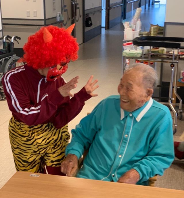 👹😁👹
昨日、赤鬼さんと青鬼さんが来所しました✨
パート2😁

鬼さんとキャーキャー良い笑顔のご利用者様😁
３枚目、静々と鬼さんに近づくご利用者様😁

楽しいお顔はこちらも幸せになります

#節分
#豆まき
#行事
#ふくわうち 
#鬼は外福は内 
#可愛い鬼さん
#後ろから刺客が
#狙いを定めて
