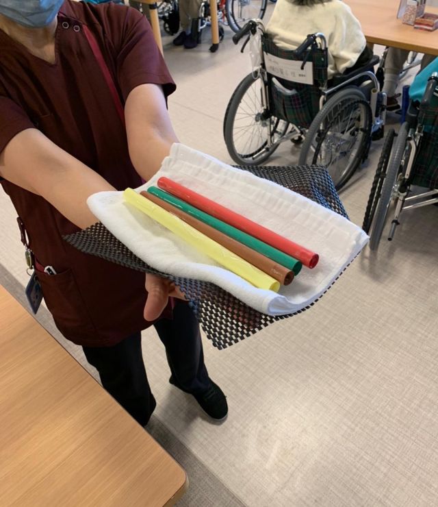🌸🍣
おはようございます
今週も三寒四温で寒暖差が激しいです
皆さまお身体に気をつけていきましょう

先日の恵方巻きレクリエーションの様子です
巻く順番を覚えて早く出来たチームが勝つルールなのですが
さっさと巻いてとにかく食べちゃう😁

元気いっぱいです
今週もよろしくお願いします🥺

#レクリエーション
#恵方巻き
#縁起良い
#いつからだろう
#覚えるのに時間がかかる 
#慌てちゃう
#笑顔だから幸せ 
#わらうかどには福来たる