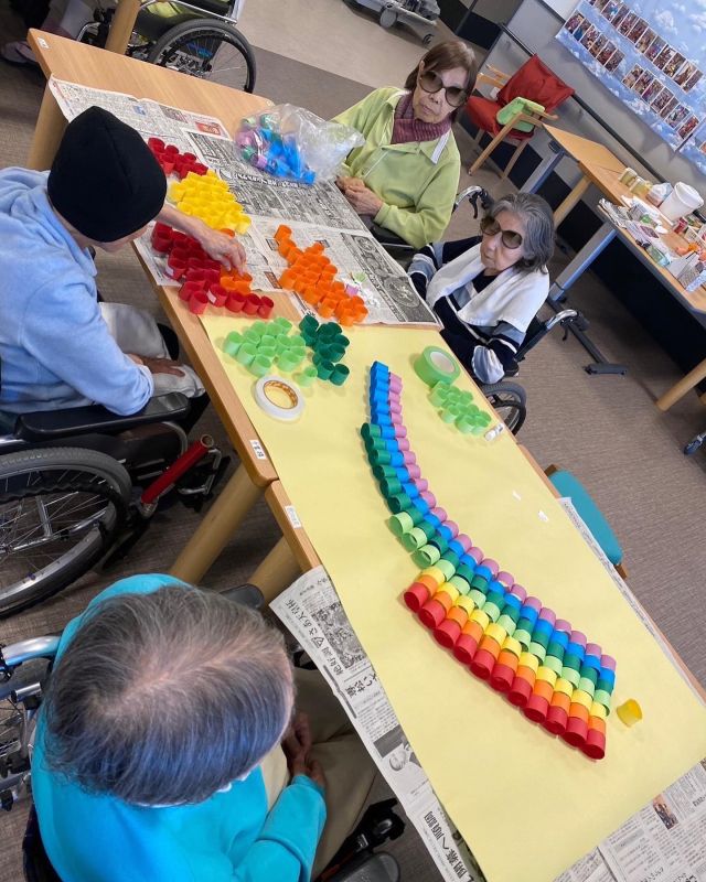 🌈
週末にもレクリエーションを楽しまれるご利用者様🌼
スタッフもあの手この手🫱🫲🫱🫲
色々考えて作成されやすく、でもリハビリにも良いものを選んでいました

皆さま意欲的にレインボー作り🌈
出来上がりが楽しみです

#レインボー
#レクリエーション
#スタッフ頑張ってる
#よりやりやすく
#励まれる