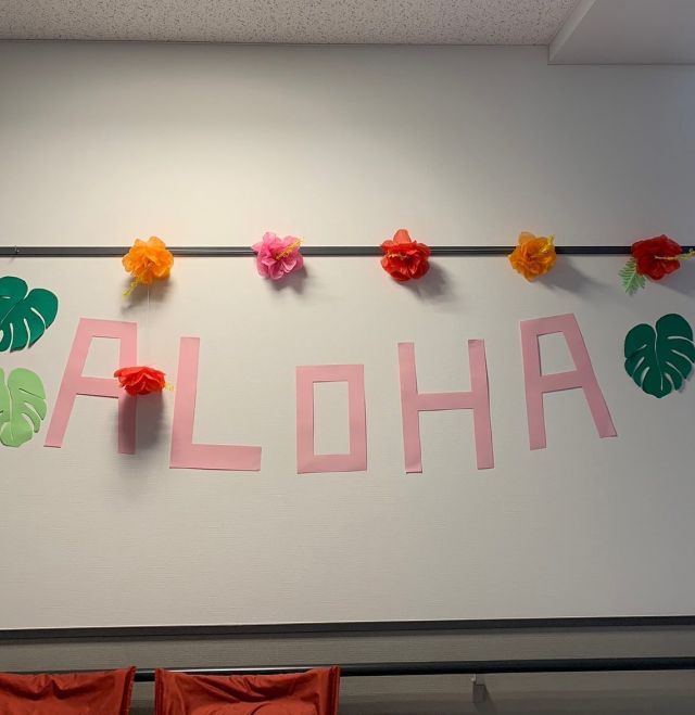 🌺🌴🌊
今月のイベント
テーマはハワイ🌊🏄‍♀️

みんなダンス💃覚えたり
ご利用者様はウクレレ練習したり

この強い風も目をつぶって聴けばノースショアにいるみたい？？？
#ハワイアン
#練習
#レクリエーション
#ウクレレ
#ノースショア
#踊り練習中