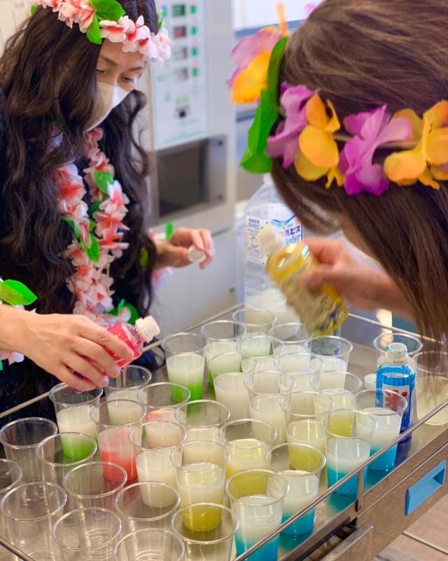 🥤🌺🌴
ハワイアン航空のキャビンアテンダントみたい😁

本日はハワイ気分味わうお祭りデー

華やかなドリンク🥤🌺
事前にアンケート調査して皆様のリクエストにお応えする形となりました

オヤツはハワイだけにパンケーキ🥞と、フルーツ、ピノアイストッピング🍨

めちゃくちゃ盛り上がった様子はまた明日アップ致します🌸

ご利用者様の笑顔が、たまらなく輝いて、とても素晴らしい1日でした
何ヶ月も下準備してきたスタッフ、本当に本当にお疲れ様でした

#イベント
#ハワイアン
#パンケーキ
#ピノ 
#ハワイアン航空
#気分はハワイ
#🌴
#🌺
#盛り上がったなぁ🙌