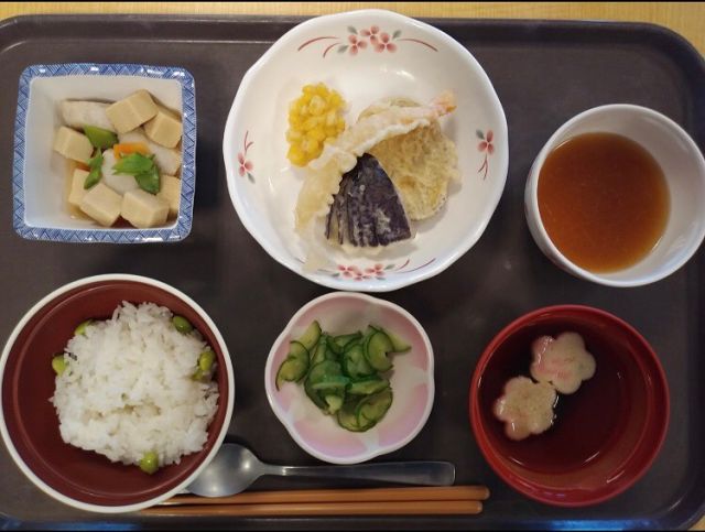 🌽🍆🥒
夏の行事食
精進料理です🍴

夏バテで食欲でない、なんて
昔はありましたが、最近の酷暑は食べておかねば干からびる勢いですよね☀️😡☀️

月に行事食があり皆様の楽しみの一つになっています

#精進料理
#暑くても食べて元気に 
#行事食
#夏バテ防止