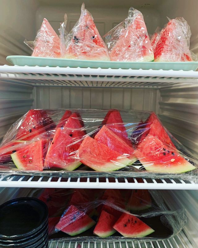🍉(^O^)🍉
ご利用者様にも味わってほしくて姉崎スイカをスタッフにも買ってきました

5Lサイズを4玉🍉🍉🍉
重っつ

厨房スタッフもご協力いただき
みんなに行き渡りました
甘くて味がしっかりした夏の味🍉

みんなで食べると楽しい🍉🍉🍉

#🍉
#5L
#姉崎スイカ 
#大きなスイカ
#夏の味覚