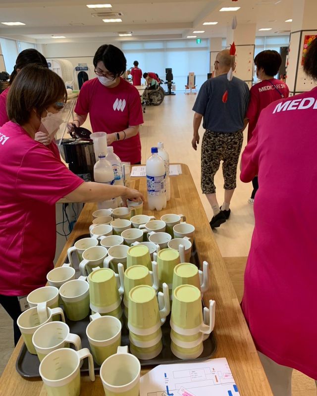 🎈🎈🎈
敬老会の様子
飲み物はご利用者様に何が飲みたいかリクエストを伺って
豆から🫘ひいたコーヒーが多かったため、今回は京都イノダコーヒーをコーヒーメーカーで丁寧に落としての提供。

うん‼︎やっぱり使ってる豆が違う🫘‼︎とのこと。

演奏会前に喉を潤していただきました

#カルピス
#カルピスソーダ
#イノダコーヒー
#ミルクコーヒー
#使っている豆が違う
#喫茶店風
#皆さま盛り上がってました