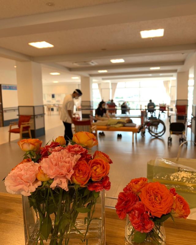 🌸🌼🌸
お花を飾ると皆様とても喜んでくださいます
良い香りね、とかやっぱり生の花々は心を豊かにしてくれます
塗り絵の創作意欲もあるとないとでは断線違います🌸

アレンジメントをそのままではなく皆様で共有して楽しんでいただける、そんな気持ちでいます🌹

もちろんお花を飾れないご利用者様のフロアもありますが、できる限り多くの方々に楽しんでいただきたいです

週末はまた季節が進むそうです
皆さま暖かくしてお過ごしください

#皆さま良い笑顔
#花が大好き
#美しいものは皆んな大好き
#元気な気持ちになれる