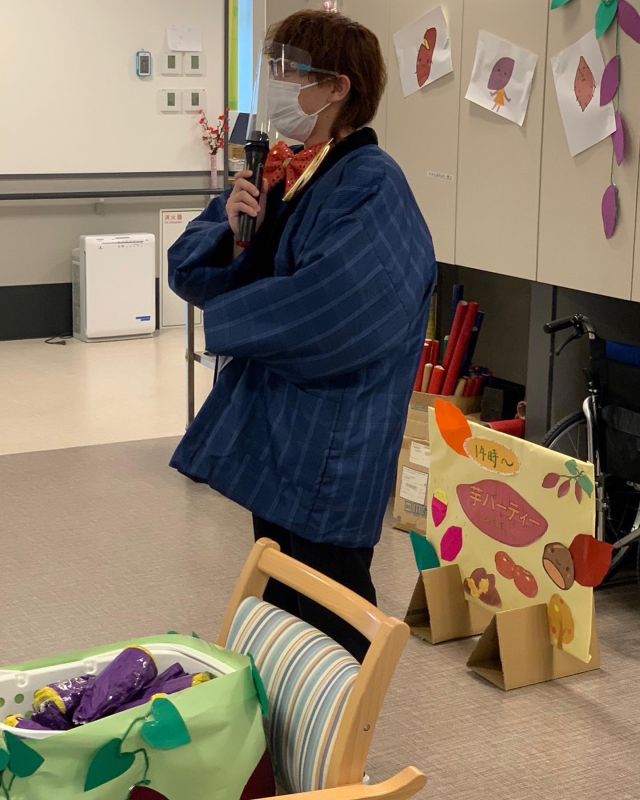 ( ◠‿◠ )🍠🍃
芋イベントの様子です
芋を紙で作成したり、それを二つのチームでどちらがよりチームワークよく一周できるか競ってみたり

スタッフは司会進行頑張る者、
アクセサリー作りに励んだ者、
陰ながらサポートに徹する者、
1人ひとりが良い味をだしてイベントを盛り上げてました。

皆さまとても喜んで、元気に芋をバトンリレー。

触れ合いって大切ですよね
触れ合うだけで顔が笑顔になる方々がいらして、我々も楽しかったです🍠🍃

翌日にお話を伺ってみたら
また来月もイベントが楽しみだとおっしゃっていました。

ハードルが上がるね⤴️⤴️⤴️✨
みんなで年末にむけ元気に盛り上がっていきましょ。

#ステキなスタッフ　
#芋イベント
#バトンリレー
#チームワーク
#フェルトマスコット 
#可愛いブローチ
#来月も楽しみ
#待ちきれない