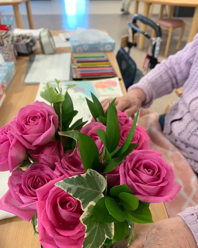 🌹🌹🌹
生の花が大好きなご利用者様🌹
シクラメンやバラを皆様に香りや手触りを楽しんでいただきながら飾っています。

たまに本数次第では不公平になるので皆様公平になるように順番にしたり共用部分に飾ったりしています🌹

美しいのはみんな大好き🌹

#🌹
#ご利用者様喜んでます
#生の花々
#飾り