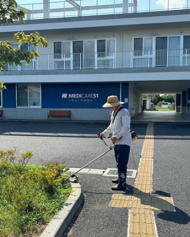 ☀️🌸🌿
おはようございます
心なしか風が昨日よりあり
体感的に楽ですが、まだまだ少し動いていると頭からポタポタ💦

そんな中、営繕さんが敷地の雑草をきれいにしてくれてます🌿
皆さま、ぜひぜひこのスタッフみんなの努力を褒めていただきますと大変またやる気が漲ります✨

きれいだとみんな気持ち良く過ごせます
今日もありがとうございます
暑いので休みながらお願いします🤲

#営繕 
#雑草対策 
#きれい 
#暑い中お疲れ様でした 
#これからは蚊との戦い