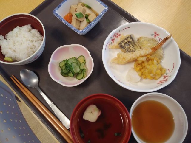 🍙🍱🍽
こんにちは
先日の精進ランチ、皆様あっという間に完食✨
3食を栄養士さんが管理し食べることで、やっぱり元気になります💪
自分だと偏ってしまうし
つい面倒や時間に追われて…

きちんとした食事をとり健康管理して残暑を乗り切っていきましょう
コロナやら色々流行ってますから
混雑してる場所ではマスクしてお出かけください
よろしくお願いします🥺

#マスク暑いけど我慢 
#精進料理
#あっという間に完食
#ペロリでした
#栄養士さん頑張ってる❣️