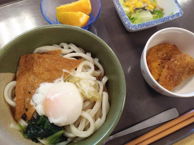 🌔✨
こんにちは
朝晩少し秋の気配を感じられるようになってきましたね
もう10月がすぐそこだというのに昼間は真夏のようです

先日のお月見には月見うどんが出ました🌔
今年もあとわずかなんですね💦
今週も頑張って参りましょう
よろしくお願いします🌸🌸🌸

#月見うどん
#温泉玉子 
#秋の気配
#秋のイベント 
#今年もあと少し 
#早いなぁ