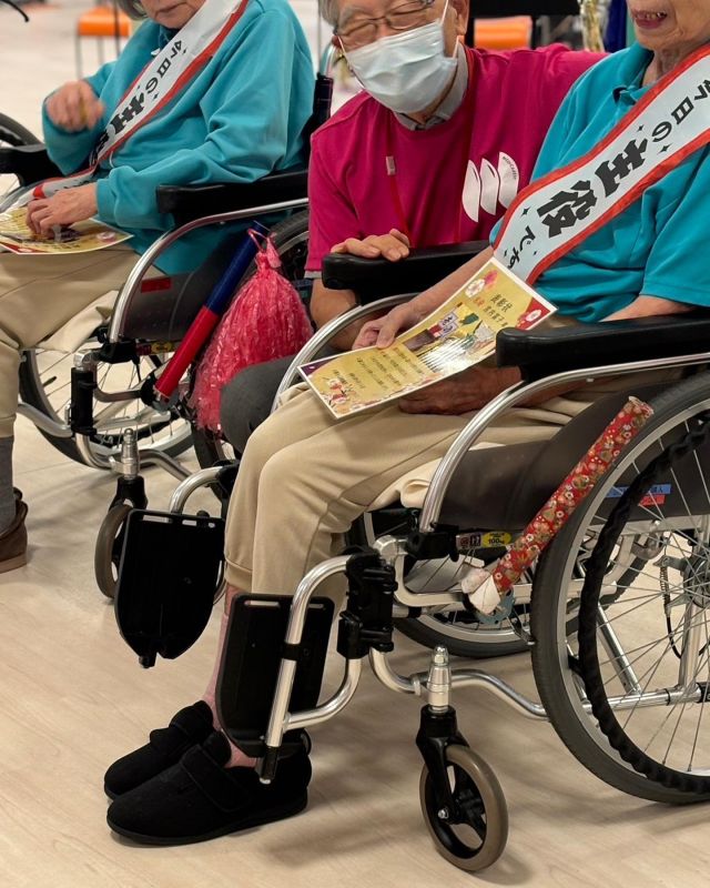 💝祝㊗️
先日の敬老会の様子
少しずつアップしていきます

楽しくて涙が出てしまうご利用者様や
音楽から記憶が蘇り、懐かしいお話をして下さるご利用者様。
なんかわかんないけど楽しくなって手をたたくご利用者様。
皆さま一瞬一瞬、輝いてました✨

スタッフも楽しそう✨
音楽のチカラって素晴らしいですよね
また企画していきたいです♬

#敬老会
#音楽会
#演奏
#ブラスバンド
#素晴らしい 
#音楽好きな人と繋がりたい