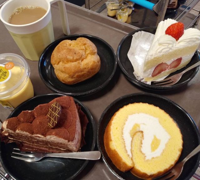 🍰🧁🎂🍫
おはようございます
ある日のおやつです

皆さまにリクエストを伺って
スタッフが汗だくで買い出しに行きました♬

めちゃくちゃ良いお顔されてました🥰🥰🥰
食べる喜びって大切。
日々小さな事で感謝できるようにしていきたいものですね。

災害にあわれた方々を思うと胸がいたみます。
どうか１日も早い復興を願っています🌸

#復興支援
#良いお顔 
#ケーキ
#選ぶたのしさ