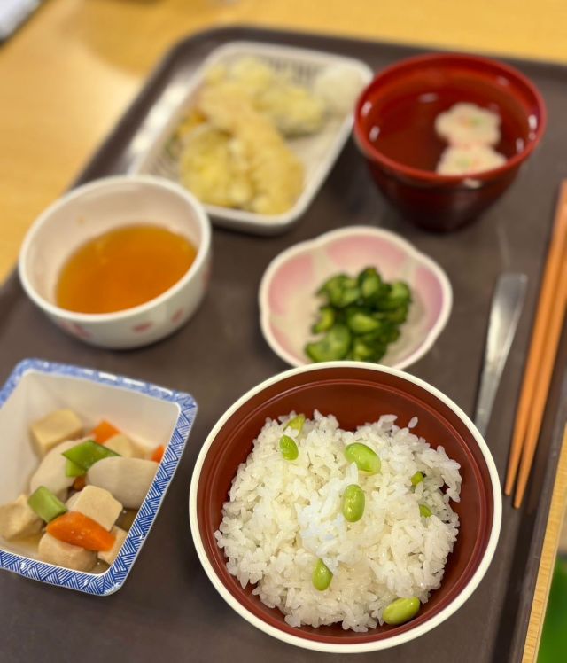 🍽
こんにちは🌾
今日のランチはお盆ウィークなので
精進料理です🍆🥒
盆とは仏教行事の盂蘭盆の略で魂の祭りとして古くから日本固有の行事なんだそうです。
ご先祖さまもさぞや今の日本が暑くて大変なことでしょう☀️🌴
全ての人にとって健やかな良いお盆となりますように
#お盆
#盂蘭盆
#日本固有の行事
#精進料理
#今日のランチ
#行事食