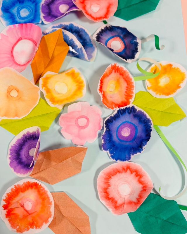 ❤️🧡💛💚💙💜
こんにちは
午後はご利用者様とにじみ絵🖼時間
たくさんのかわいい朝顔が咲きました
看護婦さんが中心となり、にじみ絵を楽しんでいらっしゃいました
鮮やかな色でステキ❤️🧡💛💚💙💜
#にじみ絵
#スポイト
#水
#朝顔
#あさがお
#看護婦さん
#ありがとうございます
#レクリエーション
#コーヒーのペーパーフィルター
