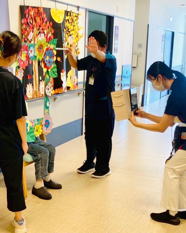📸✨
こんにちは
今日はなんてしのぎやすい気温なのでしょうか
神様がきっと頑張ってるみんなへ
暑過ぎて大変だねとご褒美くれたみたい☀️
先週ご利用者様を写真撮影しているスタッフの様子をアップします📸
ご利用者様をノリノリにしてプロのカメラマン顔負けな声かけ✨
笑顔を引き出して最高のお顔で撮影してました
いいね、いいね😊👍😊👍
なるほど、あの額縁が🖼写真で撮ると映えるんですね🌸🌸🌸
良く考えてるなぁ🌸
みんな頑張ってました
ご利用者様が笑顔でケタケタ笑ってる声が響く明るい場所✨
ありがたいことです
今日も頑張って参りましょ
#写真撮影
#カメラマン顔負け
#笑顔になる
#撮影会モデル 
#撮影
#みんなすごい
#ケタケタ 
#ケラケラ