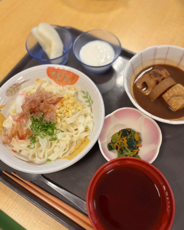 🍜
こんにちは🌾
日が暮れる時間が早くなり
少しだけ秋を感じるようになってきましたね
先日はさっぱり冷やしきしめん🍜
室内はエアコンフル稼働ではありますが
お風呂上がってウトウトしたあとには
やっぱり冷やしご飯も暑い日は美味しいもの⭐️
厨房さん、管理栄養士さんありがとうございます😊
#きしめん
#冷やしご飯
#さっぱり
#お風呂上がってウトウト
#エアコンフル稼働
#いつまで暑い 🥵
#今日も厳しそう 
#ご自愛ください
#厨房さんありがとうございます