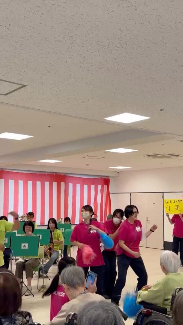 💗(o^^o)💗
こんにちは
先日の敬老会ひとコマ
皆さま楽しい時間を過ごされてました
スタッフもオーケストラのみなさんも
ノリノリ👏
早口言葉チャレンジに
施設長もノリノリでした
その様子はまたストーリーズにあげますね🤣
今週も残暑が厳しいですが
よろしくお願いします
#ドリフ
#早口言葉チャレンジ 
#敬老会
#みんなノリノリ
#笑ってしまう
#明るい