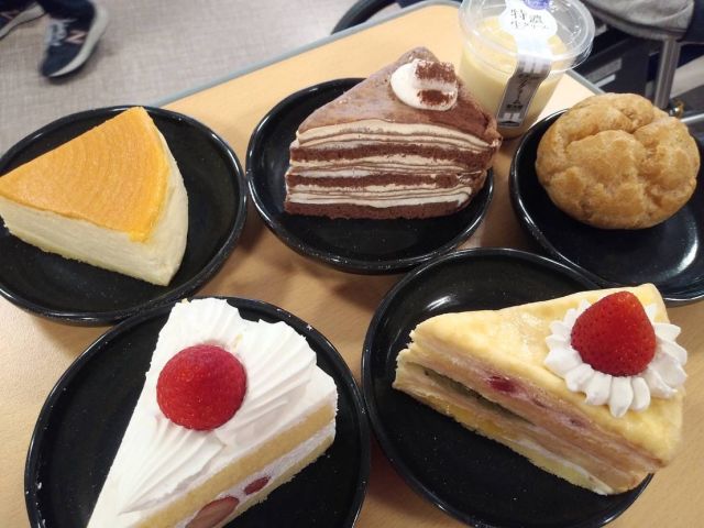 🍰
先日の敬老会では皆様にお好きなケーキを選んでいただき、あっという間に完食🍽🍰
甘くて美味しい、いつもとは少し違うおやつ💗☺️🍪
美味しそうに召し上がってました
幸せなお顔にスタッフ一同、ほっこり💗
#ケーキ
#マツケンサンバ
#敬老会
#選ぶ楽しさ 
#ケーキ食べたい
#どれも好き