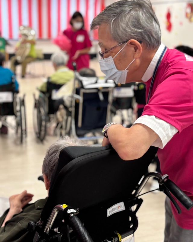 👨⚕️🥼🏥
こんにちは
毎週毎週、来週は秋らしくなる予報に騙された気持ちになるのは私だけでしょうか🍁
今夜からこそ🌾🌔🍁
涼しくなって🙏💦
先日の敬老会の様子、インスタストーリーに
施設長のダンス動画をご覧になられた方々
やっぱり元気が1番です☺️
皆さまが先生みたいに元気いっぱいダンスできるようリハビリ頑張っていただき、そのお手伝いを私たちは全力で応援します📣
涼しくなるらしいので体調管理を気をつけてお過ごしください
#先日 
#リハビリしてる人と繋がりたい 
#リハビリ順調 
#先生ありがとう 
#楽しい先生
#看護婦さん笑ってる
#みんなで頑張る
