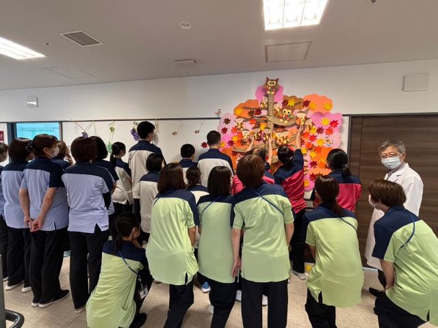 👕✨👕✨👕✨
こんばんは
爽やかな1日でしたね
朝晩寒暖差があるので皆様におかれましては
お風邪など引かれませんように
夜は気持ち暖かくお過ごし下さい
さて、今月から新しいユニフォームになりました👕✨
課ごとに色分けし☺️
ユニセックス仕様です👨🎓👩🎓
新しいって気持ちいい
#新しいユニフォーム
#心機一転
#色分け
#課ごとに色分け 
#きみどり 
#ラベンダー
#ピンク
#ホワイト
#ベージュ
#パンツは黒