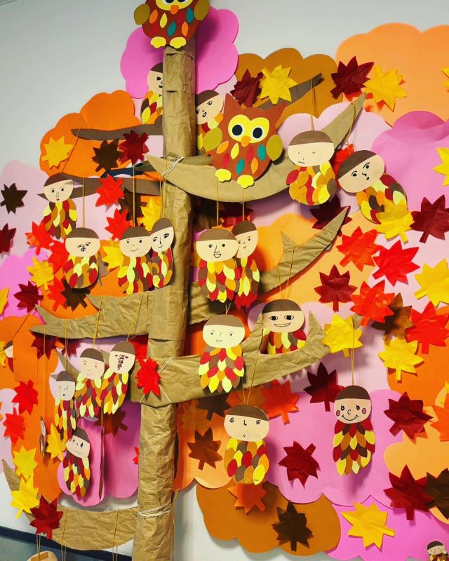 🍁🍁🍁🍁🍁
こんにちは
朝晩過ごしやすい日が続いてますね
やっと秋を体感できて少しずつ季節が
本当に動き出しました
今年は本当に暑かったですねぇ
さてスタッフがご利用者様と共に可愛い飾り付けを作成してくれました
なかなか大きな飾り付けです☺️
ミノムシって本物はさておき
可愛い飾り付けですよね
結構細かい作業で木の下に落ちた落ち葉🍂🍂🍂、はがれないように工夫されていました
やーるぅー👏👋🙏
可愛い飾り付けまたお楽しみ
#ミノムシ
#色紙
#落ち葉
#壁飾り
#飾り付け
#細かい作業
#切り貼り大変
#色使いが好き