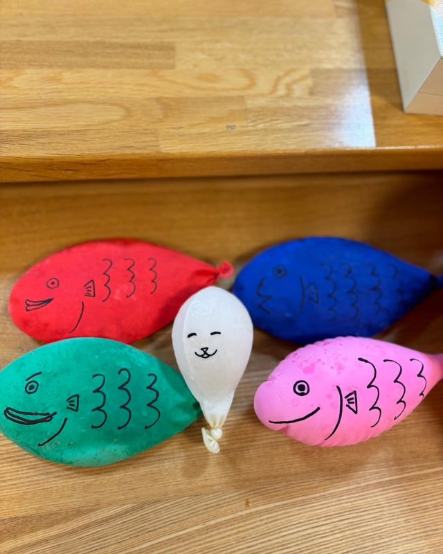 🐟🐟🐟
こんばんは
セラピストが頑張っているレクリエーション
の、、、名残り🐟🎈
空気抜けて、オツカレサマ感が金曜日の夜に
ちょうどピッタリ🐟
たくさん頑張りましたね
今週もみなさんお疲れ様でした
絵心ありますよね魚も顔も上手‼️
#お疲れ様でした😌 
#レクリエーション
#セラピスト
#風船
#オツカレサマ感
#魚がちょうど可愛い
#手書き
#お絵描きうた
#絵心ある
#上手