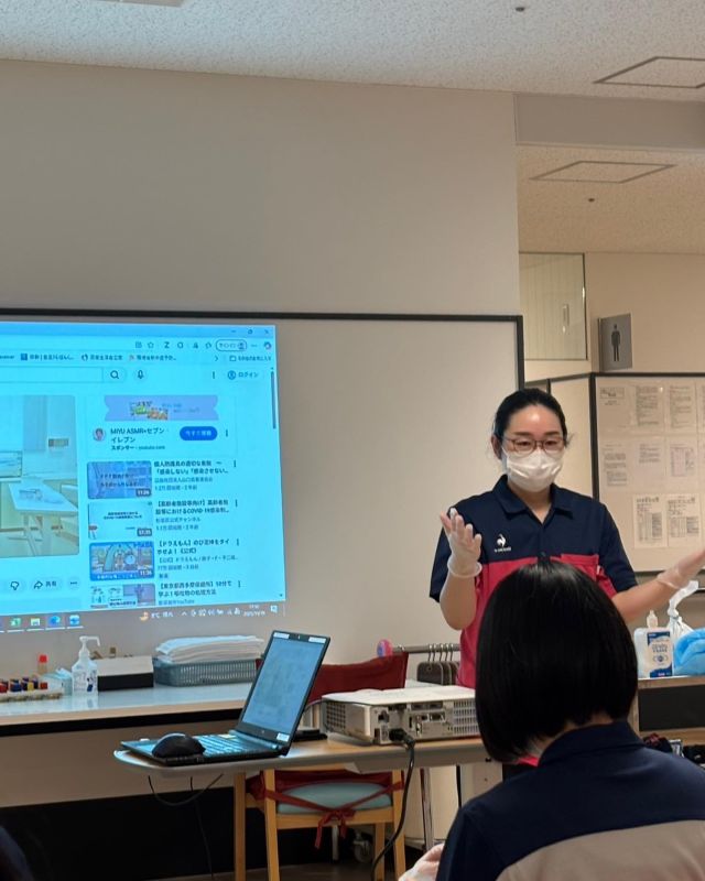 ✏️📖
少し前ですが勉強会の様子
食中毒や感染症をきちんと防ぐ事が実際できるのか

ビデオみてから実践していきました
ガウンの着用一つとっても間違えば意味がないのです

私たちがきちんと理解して、正しく行動することで万が一感染が出ても最小限に食い止めることができます

みんなと学ぶって楽しいですし
チームケアには連携、コミュニケーションが不可欠です

残業して学んだ事、これからの季節に活かしていきましょう

今日もカラカラ良いお天気です☺️
水分補給して保湿して参りましょう

#感染症
#食中毒
#勉強会
#ノロ 
#きちんと理解
#正しく行動
#未然に防ぐ 
#やれば出来る
#チームケア
#コミュニケーション
#良く学び
#楽しくやる