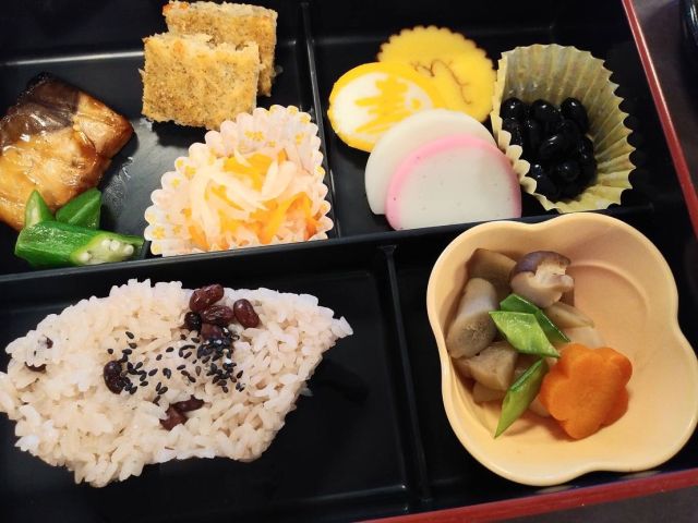 🎍🇯🇵🍽
こんにちは
日中と夜間の寒暖差が激しい日々ですが
皆さまお元気でお過ごしですか？

お正月の祝い膳は華やかにスタートしました
管理栄養士さんが元旦もチェックして下さいました
ありがとうございます😊😊😊
安心安全は当たり前とは言え、大変な事です

頑張ってる給食者さんや管理栄養士さんに今年もお世話になります
よろしくお願いします🥺🥺🥺

#祝い膳
#かわいい盛り付け
#お正月らしい
#四キロ太りました
#健康診断前の悪あがき 
#頑張ります