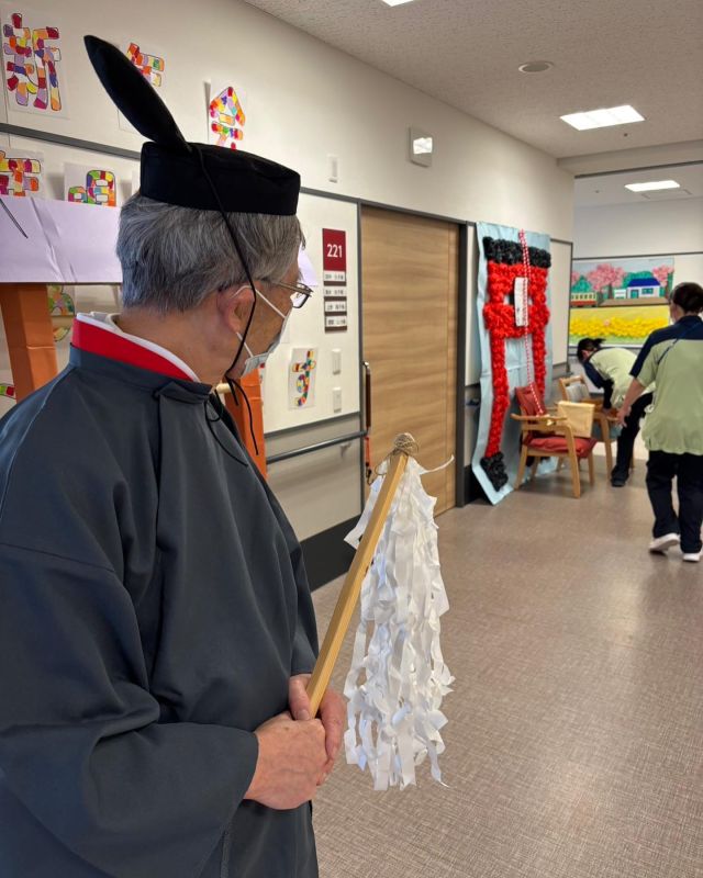 ⛩✨
おはよう御座います
ちょい遅めな新年会を開催しました✨
貫禄ある神主さんが
✨払い給え✨清め給え✨
唱えていただき皆さま涙🥲🥲🥲
長生きしたい、家族と旅行行きたい
家に帰る、リハビリ頑張る‼️

たくさんの切実な願いが叶いますよう🤲
精一杯お祈りさせていただきました⛩

お祓いして絵馬かざり、お賽銭なげて
トントンパッチン👏

色々神様仏様お願いします🤲🤲🤲💓
その後は有志による🔔ベル演奏🔔🔔🔔
可愛かった🔔🎶

#貫禄がすごい 
#神主さん
#いつもの爺さんも一緒 
#施設長です
#ベル演奏
#みんな帰りたい
#旅行行きたい
#自宅に帰りたい
#歩けるようになりたい
#神様お願い
#お祓い完了