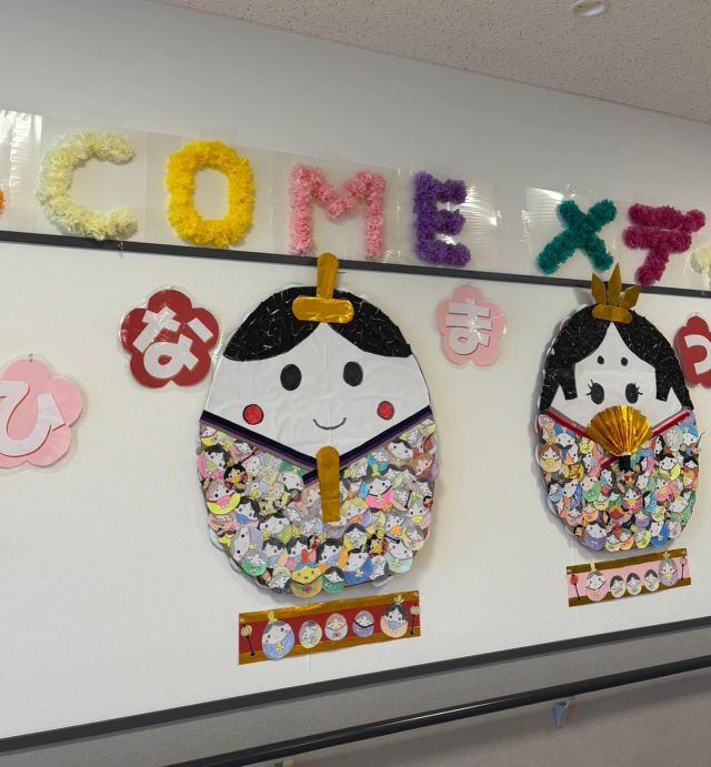 🌸🌸🌸
こんにちは
先日は粉雪が舞い、とーっても寒かったですね❄️ 

今日からだんだん気温が上がって春らしい日がやってきます🌸
メディケア51ではお雛様が飾られ華やかなエントランスになってます🌸🌸🌸

桜が咲くまであと少し
三寒四温な日々、体調管理しながら
元気出していきましょ🌸

#雛祭り
#ひなかざり 
#おだいりさまとおひなさま🎎🌸 
#可愛い手作り
#事務所頑張ってます
#アイディアが良い
#アマビエもいる
#春はもうすぐそこ 
#三寒四温
#桜が咲くね