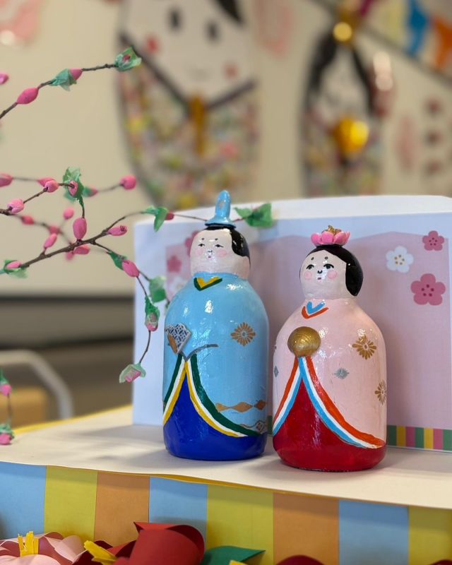 🎎✨
こんにちは
節分の鬼のお面👹作りからの
紙粘土シリーズ第2段🌸
扇子は貝殻🐚や海で見つけたお茶碗かけたものを使用してます
ボディは空き瓶リサイクル♻️
ご利用者さまがあたたかなお声掛けしてくださり感謝してます🌸

久しぶりの紙粘土、時代が変わったなーと感じました
ものすごく軽量化してる😵‼️
私の知ってる紙粘土じゃなかったから
乾きが早くて、作成中は失敗は許されない緊張感があり、一旦開けたら最後まで使い切らないといけず、もう一対の雛人形と皐月人形まで出来上がりました🎏😂

ご来所されましたら
ぜひご覧ください

今週も元気に頑張っていきましょ

#雛祭り
#雛人形
#おだいりさま 
#目が細い
#お雛様
#紙粘土
#進化してる
#毎晩の日課 
#少しずつ色付け
#美術部 
#空き瓶
#リサイクル