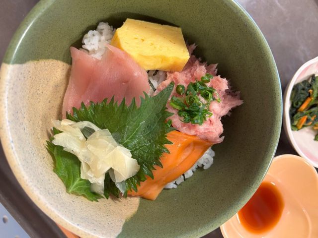 🐟🐟🐟🐟🐟
こんにちは
すっかり春らしくなり
花粉もブンブン飛び始めました🌸

施設敷地の早咲き桜も🌸きれいに咲いてます
昨日は皆さまのリクエストだった海鮮丼🐟
生もの苦手な方へはシャケや澱粉、カニ🦀で丼ものをお楽しみいただきました

カニが白くて目立たないけど
ちゃんとのってます‼️🦀‼️

ペロリと召し上がってました
昨日は食べ終わるの早かった…

#海鮮丼
#マグロ
#シャケ
#卵焼き
#生もの食べれない 
#わさびが合う 
#ガリ
#澱粉
#みんなのリクエスト
#リクエスト
#ペロリ