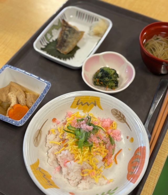 🌸🌸🌸
こんにちは🌸
すっかり春から夏になりそうなくらい
暖かくなりました

桜ちらし寿司のお昼ごはん
目からも楽しんでいただけたかと思ってます

先日のお花見が楽しかったみたいで
机に桜げ飾ってあったり
皆さま春を感じていらっしゃいました

今日は理美容もあり
春らしい髪型にされた方々もいらっしゃいました✂️

栄養士さん、調理師さん
きれいなちらし寿司をありがとうございました🌸

#ちらし寿司
#桜ちらし寿司
#きれいなランチ
#目から食べる 
#楽しいランチ
#色味も良い
#調理師さんありがとう
#栄養士さんありがとう