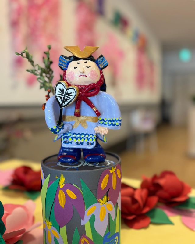 🇯🇵🐟🎏🌿
こんにちは
日本には四季折々のイベントや習わしが
たくさんあります
子供の成長を願って
元気にすくすく育ちますように皐月人形を
飾りました🌸🌿

季節がどんどん進んで
昼間は初夏のよう

寒暖差の季節、体調崩さないように
私たちも元気で参りましょう

#紙粘土
#皐月人形
#いざ出陣
#着物は魚柄
#牛乳パックリメイク 
#子供の節句