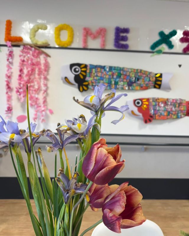 🎏🐟🐟🐟🎏
🎶屋根より高い鯉のぼりぃ🎶
皆さまが少しずつ色塗りされた鯉のぼり🎏

かわいい細工で気持ちよくたなびいております

今週も元気いっぱい
気持ち良いお天気です🌸🌿
よろしくお願いします🤲💓

#鯉のぼり
#色付け
#ご利用者さまの笑顔 
#色塗り上手
#細工が細かい 
#相談員頑張りました
#菖蒲
#チューリップ
#🎏
#🌷
#よろしくお願いします