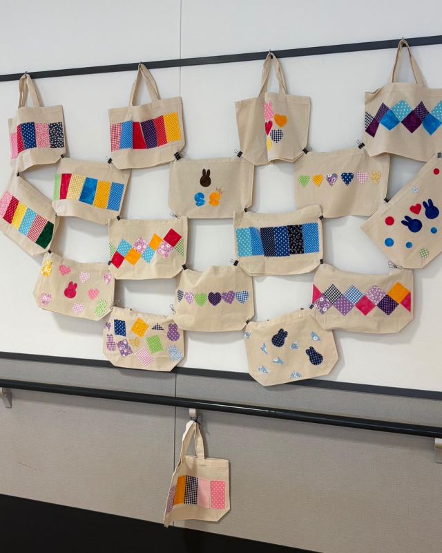 👜⭐️
こんにちは
ご利用者さまが作成された作品を
壁に展示してます

同じものが一つとない
オリジナリティあふれる👜⭐️

可愛い色づかい❤️
是非ご覧くださいませ

#レクリエーション
#👜
#カバン作品
#オリジナリティ溢れる 
#布小物ハンドメイド 
#手作り
#ハンドメイド