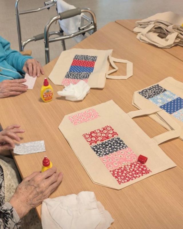 👜⭐️🌸🌿
こんにちは😃
今月は娯楽時間に手提げ袋のパッチワーク風制作をしました

かわいい生地をスタッフが取り寄せ
夜な夜なアイロン付けてくれご利用者さまと
楽しくパッチワーク風になるようお手伝い🌸

かわいい😍💕
両面可愛いく仕上げたい方
片面だけの方
とにかく埋めたい方

個性的で良い✨
全部きれいにできたら一階に飾る予定です
是非ともご覧ください🌸🌸🌿

#娯楽費 
#娯楽時間
#レクリエーション
#手提げ袋
#手作り
#パッチワーク風
#個性ゆたか 
#スタッフお疲れ様
#スタッフ頑張ってます