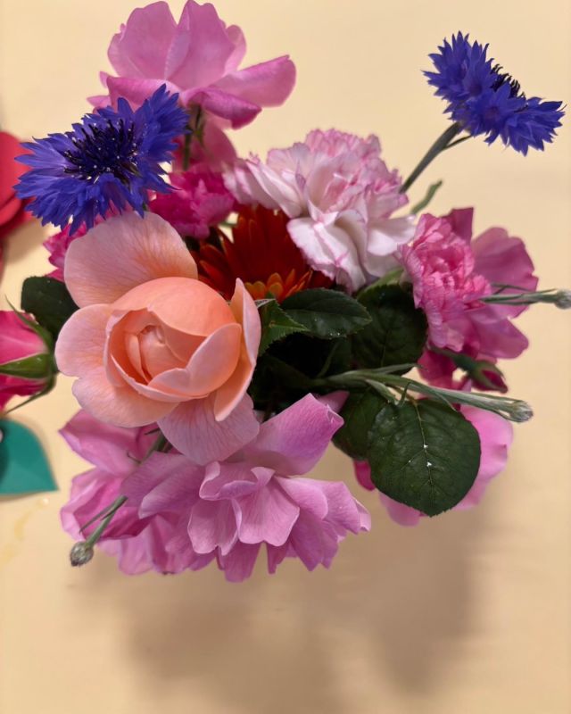 🌹🌹🌹
こんにちは
営繕さんの愛をたくさんうけて育った薔薇🌹

施設庭にたくさんの蕾をつけ咲き出しました🌸🌿
きれい…なんてキレイなんでしょ

皆さまにも見ていただきたく
まだまだ少しですが飾りました

是非香ってみて下さい🌹
営繕さん素晴らしい👏

#薔薇
#香ってる 
#蕾たくさん
#バラ
#八重薔薇
#四季咲き 
#きれい
#営繕さんありがとう