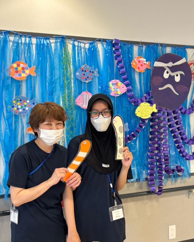 🌊🐙🐳🐡
海をテーマにした飾り付け
現場ではスタッフが忙しい中、飾り付けのあれこれ

なんて可愛い☺️
利用者さまも夏がくるねぇと
季節を感じていらっしゃいました
🐙タコの顔‼️すごい‼️
器用なスタッフがたくさんいて幸せ施設です🌸

躍動感に満ち溢れた作品🐳
まだまだたくさんありますので少しずつアップします🌊🐡🐟🎏

#レクリエーション
#壁紙
#飾り付け
#介護
#利用者さま喜ぶ
#クジラ
#タコ
#躍動感
#ペーパークラフト
#ペーパークラフト手作り 
#上手
#器用なスタッフ