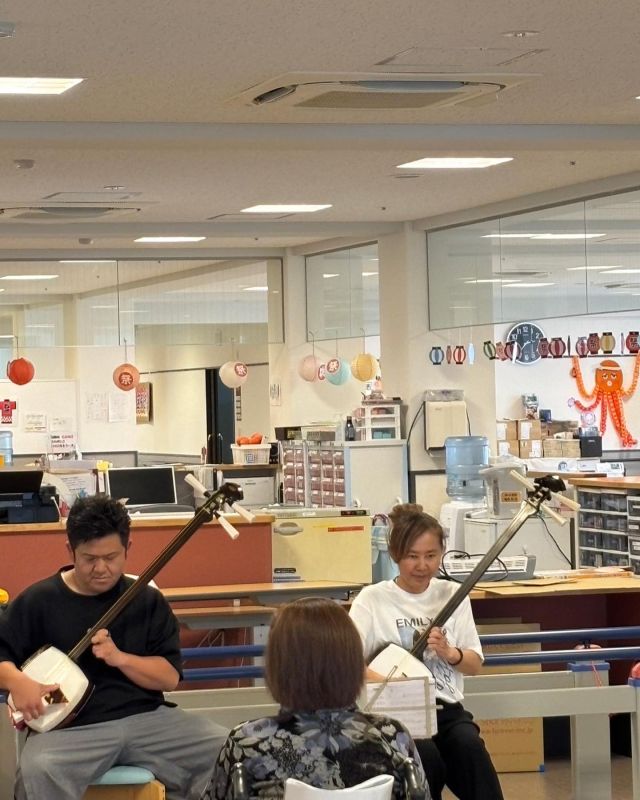 🎸🎶🎸🎶🎸
こんにちは
昨日は津軽三味線小山流の師範であられる
小山貢月先生と弟子でありご利用者さまのステキなお孫さんによる演奏会がありました🎶

青森帰りたくなるような音色🎶
上京してきた頃を思い出したり
私もやっていた、とか懐かしい気持ちがいっぱい

色々な刺激があって、皆さんリフレッシュされました🎸🎶

音楽ってやっぱり人を繋いでいきますね
改めて素晴らしいと思いました🎶

ありがとうございました
また是非お願いいたします🤲

#津軽三味線
#青森
#小山流
#津軽三味線小山流 
#貢月先生 
#演奏会
#お孫さん
#ありがとうございました