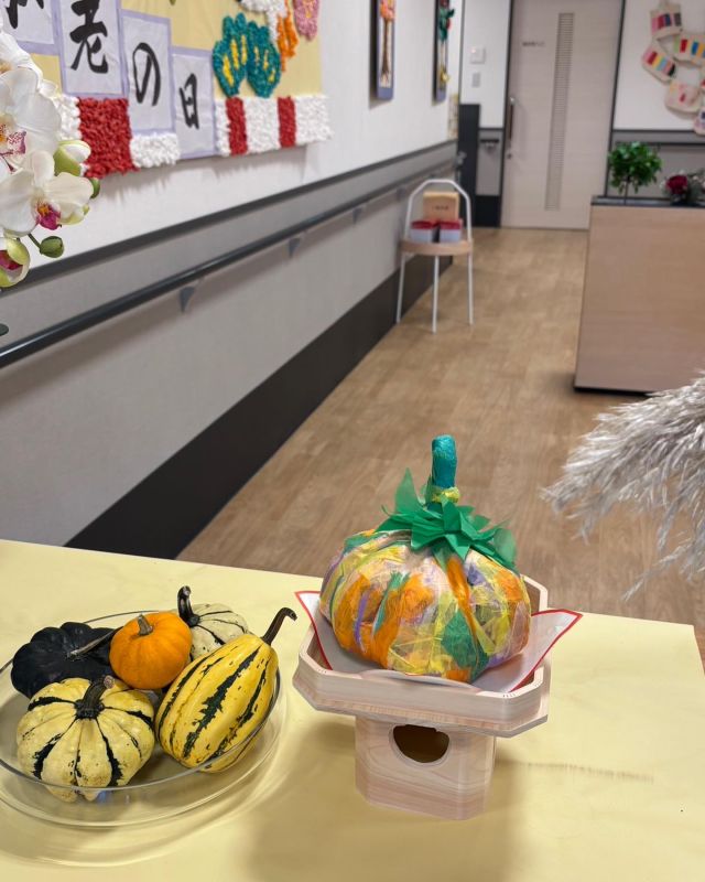 🎃🎃🎃
こんにちは
昨日から少し晴れ間が🤏すこーし…
太陽が恋しくて嬉しくなります

雨降りの日が多く作物や災害も気になります
皆さまご無事でありますよう
カボチャを買ってきたり
作ってみたり
秋らしくエントランスをしてます

ぜひお立ち寄りの際はご覧ください🎃

#🎃
#和紙
#シュレッダーからのカボチャ
#秋らしく
#エントランスの飾り付け
#飾りカボチャ
#雨降りすぎ