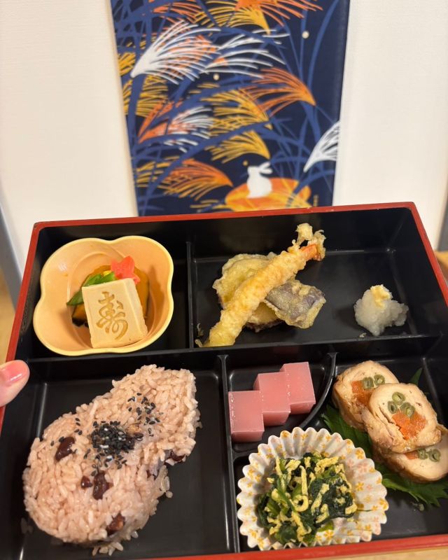 こんばんは🌆
先日の台風の影響が凄すぎて
色々心配な日々ですね🌀

先日の敬老会ごはん🍚
美味しかったです🌸　
華やかなお祝いでした

#敬老会
#台風の影響
#千葉ばかり
#減災対策
#美味しかった