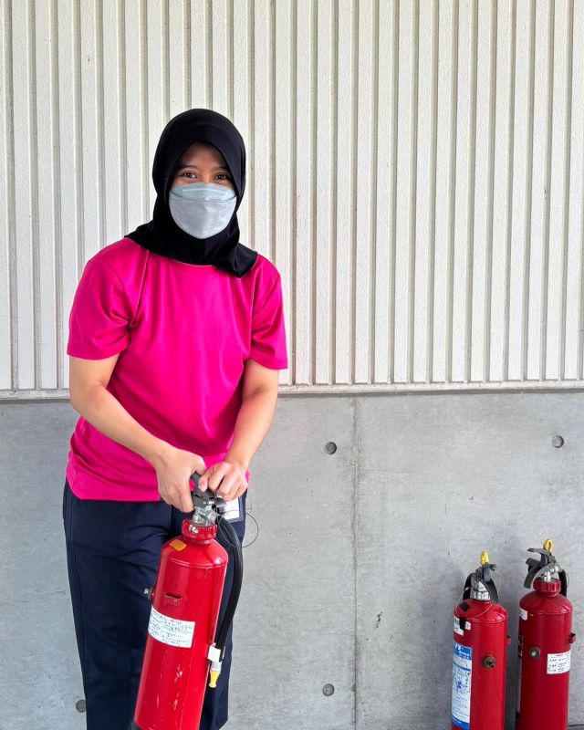 🚒🧯🔥
こんにちは
先日消防訓練を行いました
地域の皆様にもご連絡したのですが
秋晴れの気持ち良い日だったので少なかった☺️です

スタッフで改めて消化器🧯使用方法や声出しなんかを実際にやってみました

なかなか真っ直ぐが難しいらしく
グラついたりしてました

これから乾燥してくるので火の元の確認はきちんとしていきたいです

今週もよろしくお願いします

#使用法
#消化器
#消化器の使い方
#消防訓練
#声出し
#秋晴れの気持ち良い日